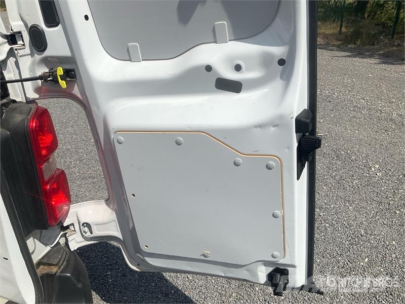 Opel Vivaro 1.5 75 KW KA L2H1 Selection Cargo Van (Inop شاحنة مقفلة