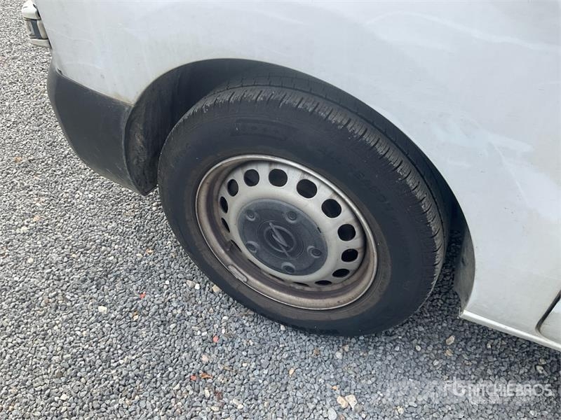Opel Vivaro 1.5 75 KW KA L2H1 Selection Cargo Van (Inop شاحنة مقفلة