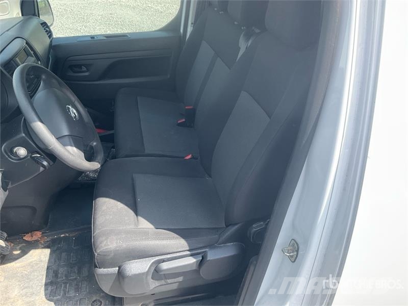 Opel Vivaro 1.5 75 KW KA L2H1 Selection Cargo Van (Inop شاحنة مقفلة