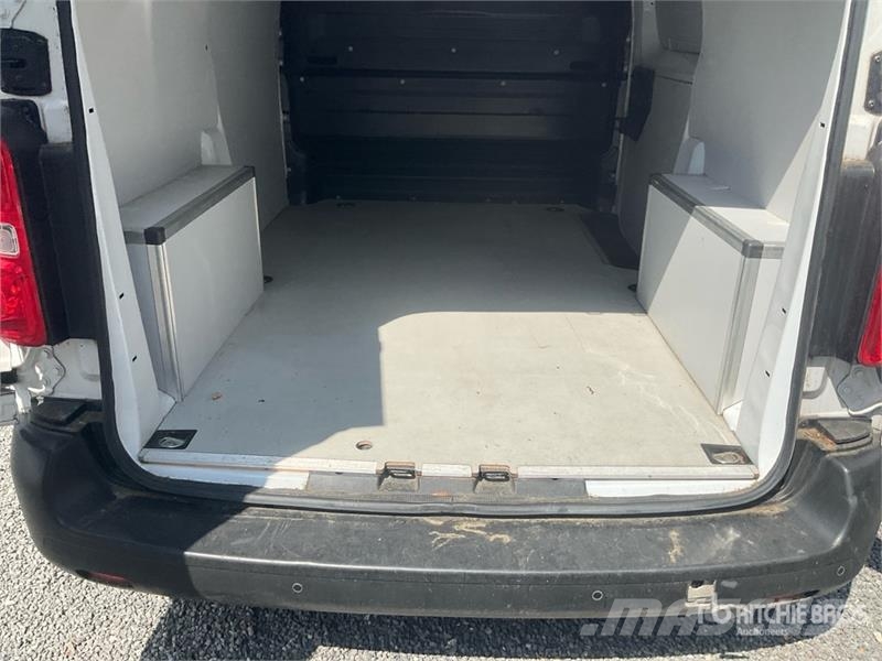 Opel Vivaro 1.5 75 KW KA L2H1 Selection Cargo Van (Inop شاحنة مقفلة
