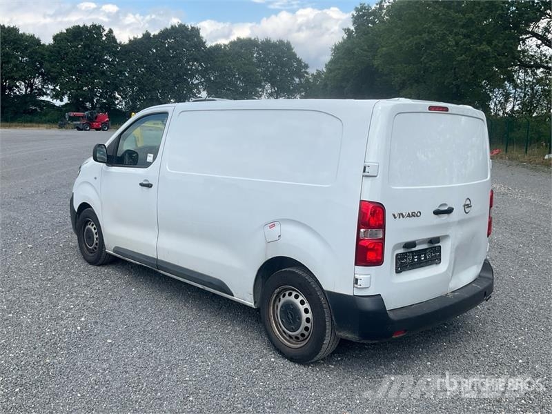 Opel Vivaro 1.5 75 KW KA L2H1 Selection Cargo Van (Inop شاحنة مقفلة