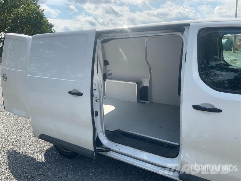 Opel Vivaro 1.5 75 KW KA L2H1 Selection Cargo Van (Inop شاحنة مقفلة