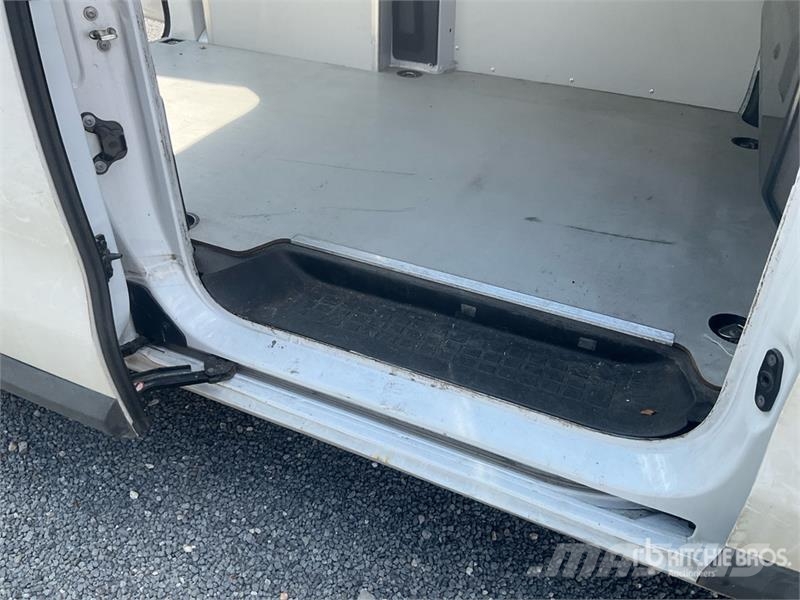 Opel Vivaro 1.5 75 KW KA L2H1 Selection Cargo Van (Inop شاحنة مقفلة