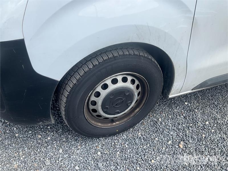 Opel Vivaro 1.5 75 KW KA L2H1 Selection Cargo Van (Inop شاحنة مقفلة