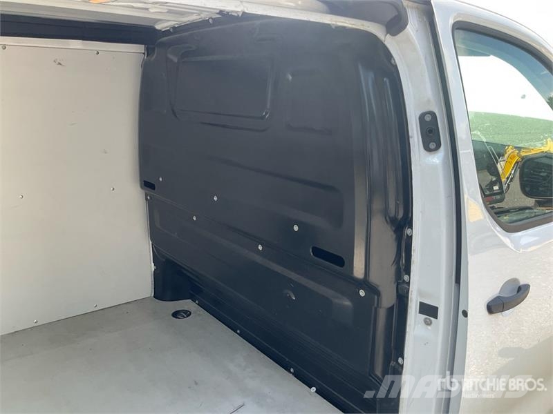 Opel Vivaro 1.5 75 KW KA L2H1 Selection Cargo Van (Inop شاحنة مقفلة