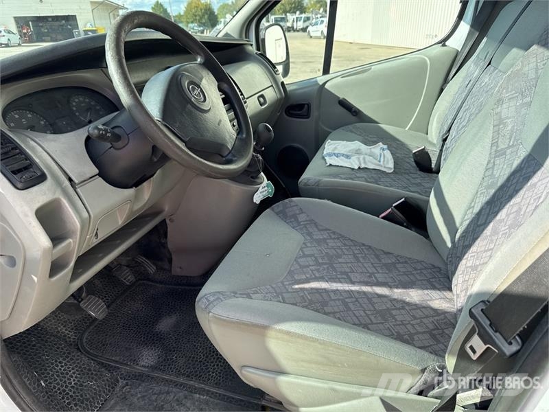 Opel Vivaro dCi 100 Vehicule Utilitaire Cargo Van Kaubikud