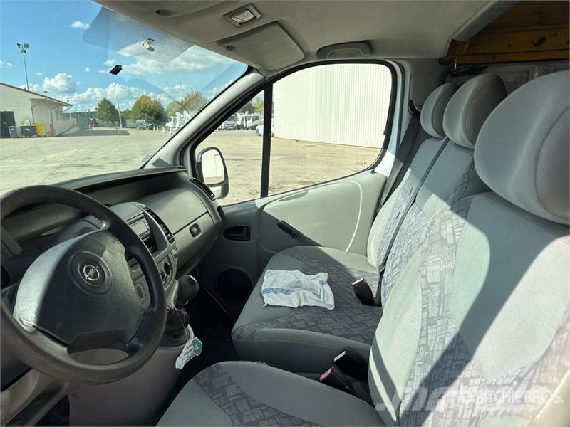 Opel Vivaro dCi 100 Vehicule Utilitaire Cargo Van Kaubikud