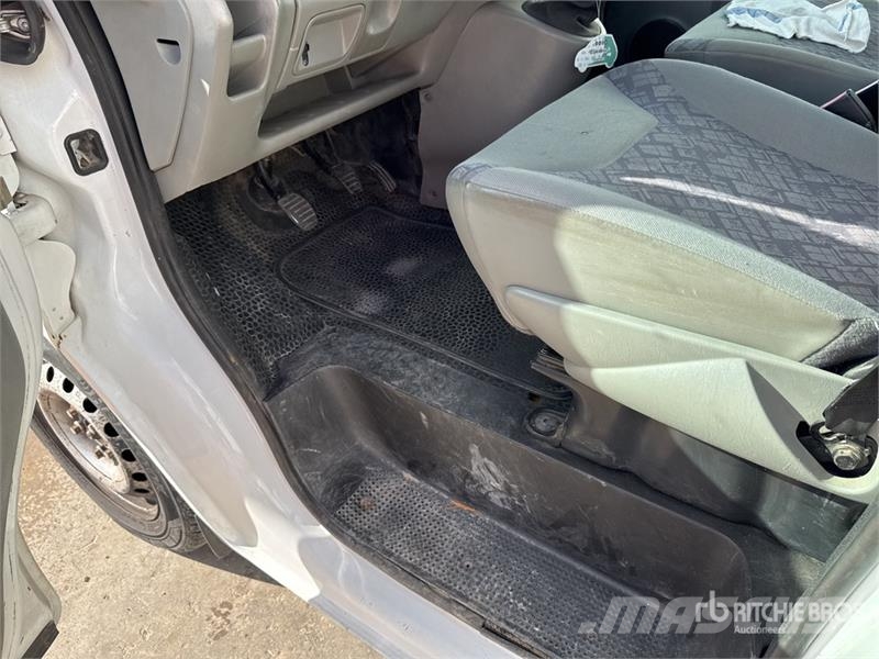 Opel Vivaro dCi 100 Vehicule Utilitaire Cargo Van Kaubikud