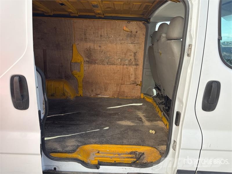 Opel Vivaro dCi 100 Vehicule Utilitaire Cargo Van Kaubikud