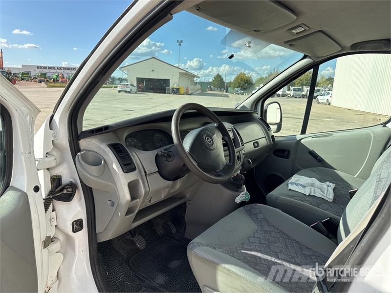 Opel Vivaro dCi 100 Vehicule Utilitaire Cargo Van Kaubikud