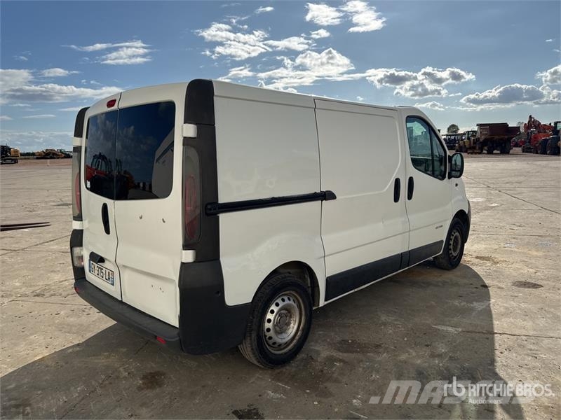 Opel Vivaro dCi 100 Vehicule Utilitaire Cargo Van Kaubikud