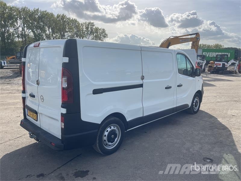 Opel Vivaro Long Body Cargo Van Furgões