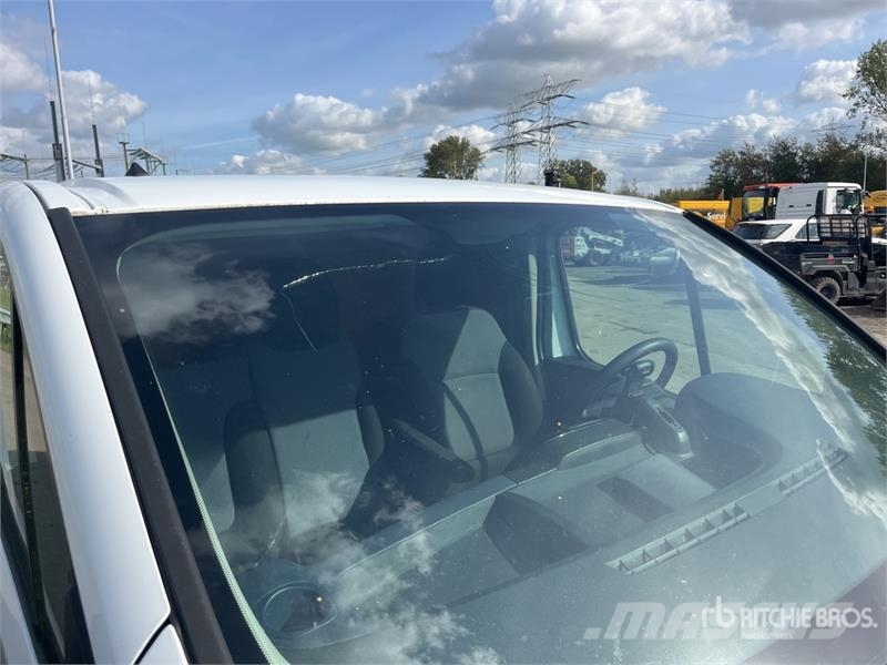 Opel Vivaro Long Body Cargo Van Furgões