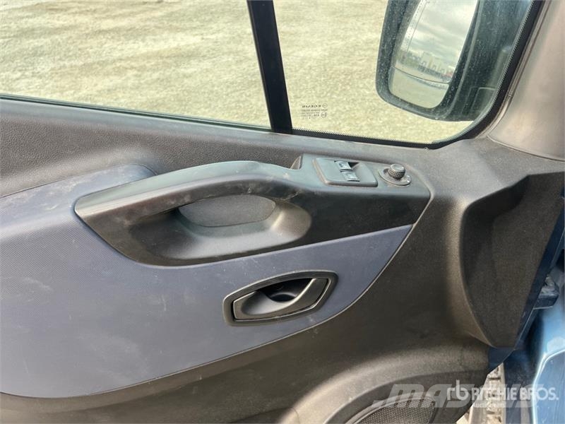 Opel Vivaro Passenger Van Panel vans