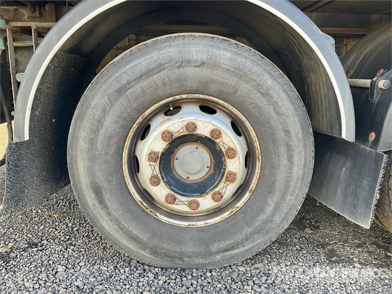 Palfinger Q150Z Easy fold. Q 4800 kg on 6x2 Sleeper Flatbed クレーントラック、ユニック車