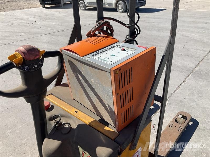 Pallet Jack (Inoperable) Hand pallet trucks