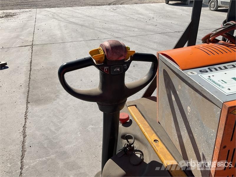 Pallet Jack (Inoperable) Hand pallet trucks