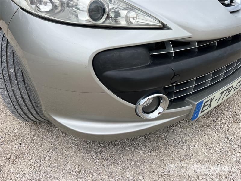 Peugeot 207 Автомобілі