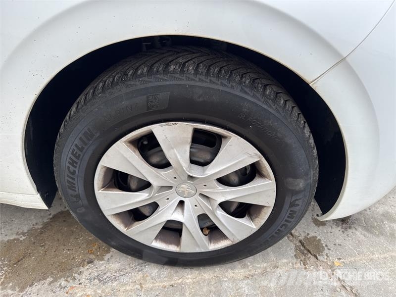 Peugeot 208 HDi Motricité Renforcée Vehicule Utilitaire Ca Furgonetas cerradas