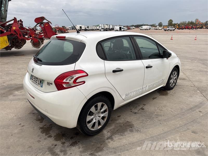 Peugeot 208 HDi Motricité Renforcée Vehicule Utilitaire Ca Furgonetas cerradas
