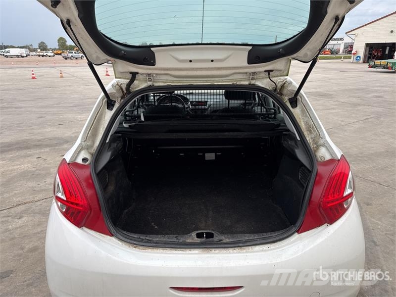 Peugeot 208 HDi Motricité Renforcée Vehicule Utilitaire Ca Furgonetas cerradas