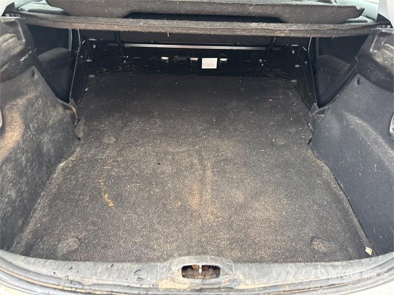 Peugeot 208 HDi Motricité Renforcée Vehicule Utilitaire Ca Furgonetas cerradas