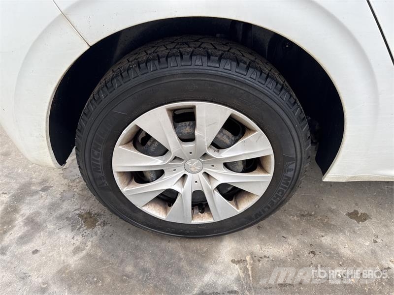 Peugeot 208 HDi Motricité Renforcée Vehicule Utilitaire Ca Furgonetas cerradas