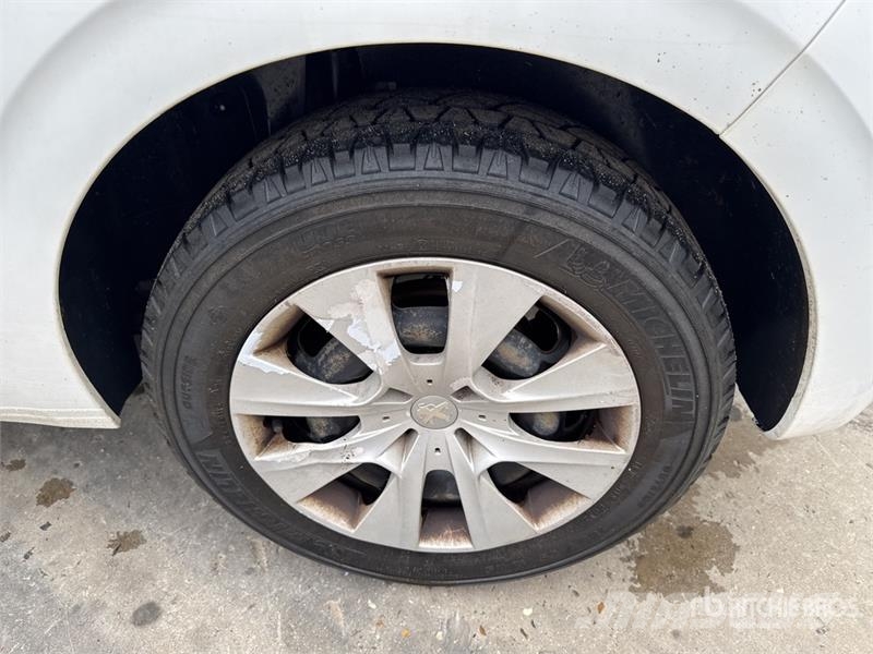 Peugeot 208 HDi Motricité Renforcée Vehicule Utilitaire Ca Furgonetas cerradas