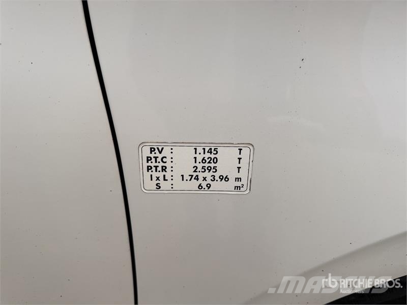 Peugeot 208 HDi Motricité Renforcée Vehicule Utilitaire Ca Furgonetas cerradas