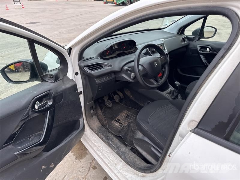 Peugeot 208 HDi Motricité Renforcée Vehicule Utilitaire Ca Furgonetas cerradas
