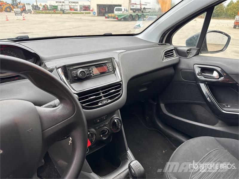 Peugeot 208 HDi Motricité Renforcée Vehicule Utilitaire Ca Furgonetas cerradas