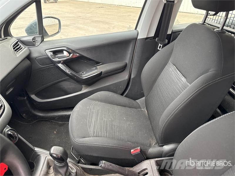 Peugeot 208 HDi Motricité Renforcée Vehicule Utilitaire Ca Furgonetas cerradas