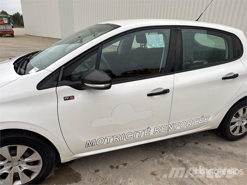 Peugeot 208 HDi Motricité Renforcée Vehicule Utilitaire Ca Furgonetas cerradas