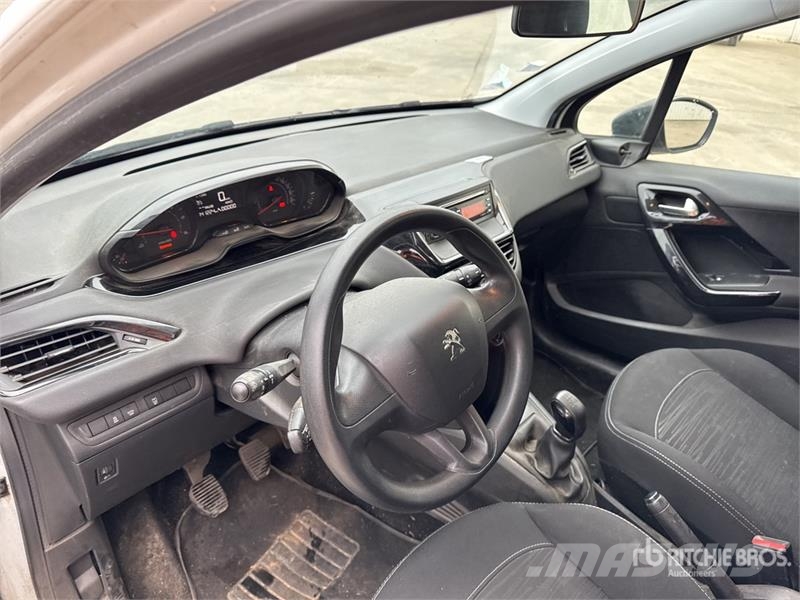 Peugeot 208 HDi Motricité Renforcée Vehicule Utilitaire Ca Furgonetas cerradas