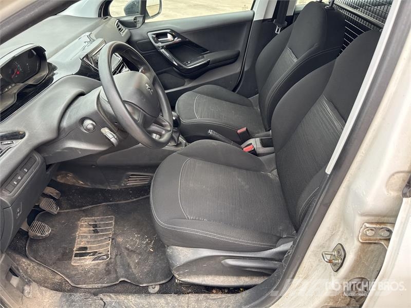 Peugeot 208 HDi Motricité Renforcée Vehicule Utilitaire Ca Furgonetas cerradas