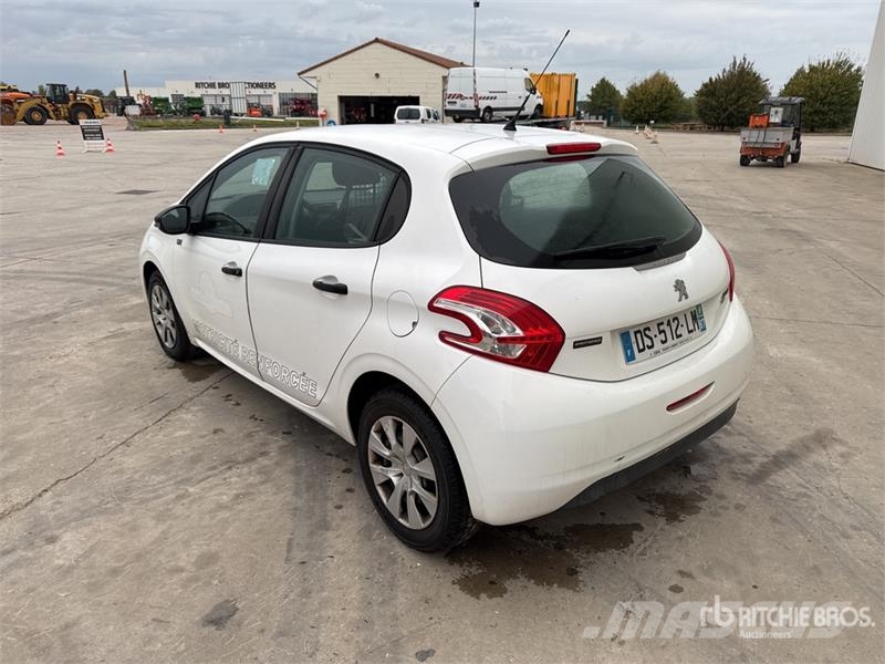 Peugeot 208 HDi Motricité Renforcée Vehicule Utilitaire Ca Furgonetas cerradas