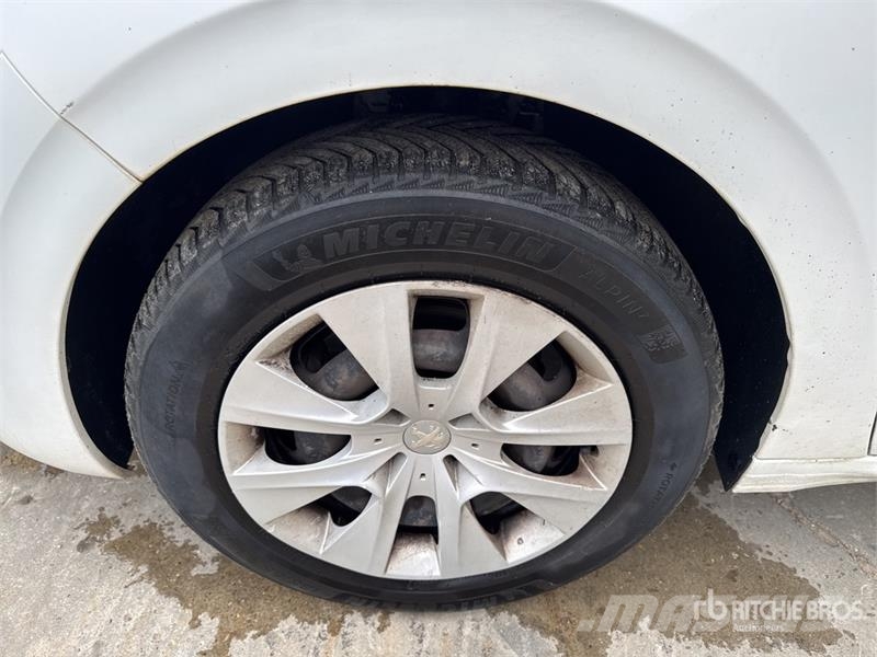 Peugeot 208 HDi Motricité Renforcée Vehicule Utilitaire Ca Furgonetas cerradas