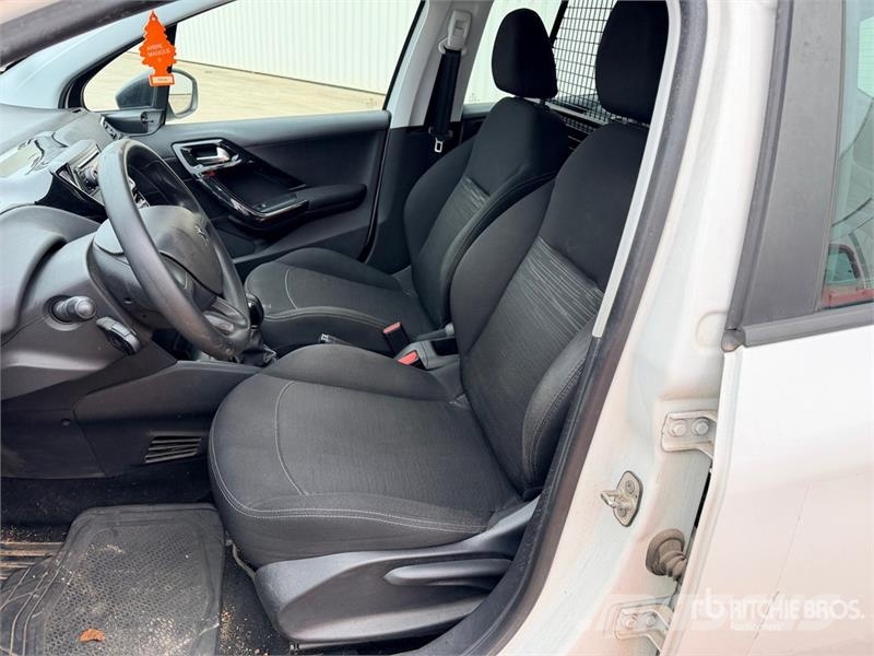 Peugeot 208 Vehicule Utilitaire Cargo Van Panel vans