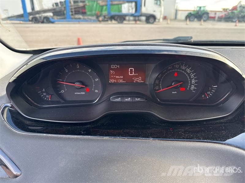 Peugeot 208 Vehicule Utilitaire Cargo Van Lieferwagen