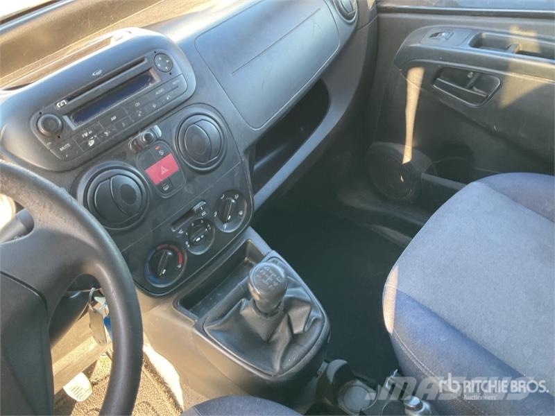 Peugeot Bip Basic STT HD 5 Passenger Van Furgões