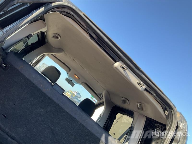Peugeot Bip Basic STT HD 5 Passenger Van Furgões