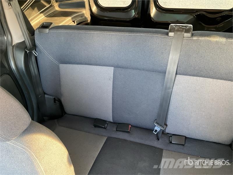 Peugeot Bip Basic STT HD 5 Passenger Van Furgões