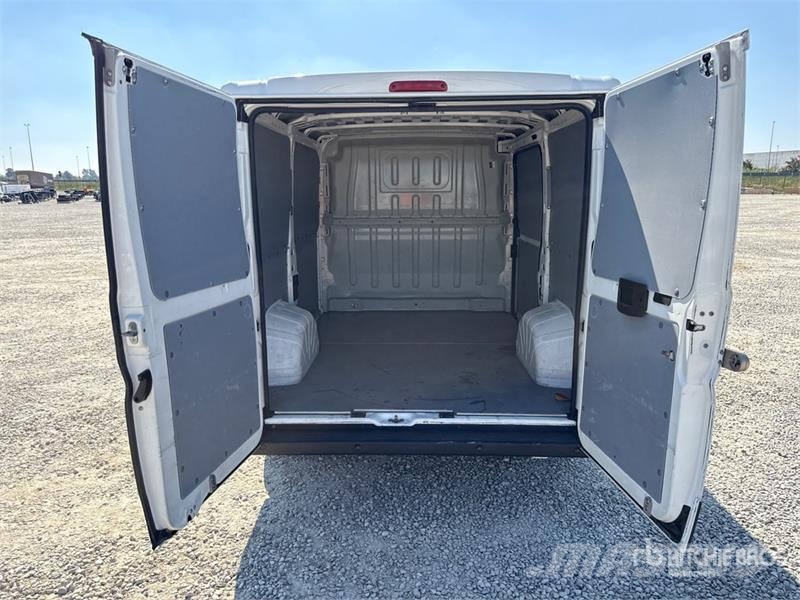 Peugeot Boxer 333 L1H1 2.2 BLUEHDI 140CV SeS Van Truck شاحنات ذات هيكل صندوقي