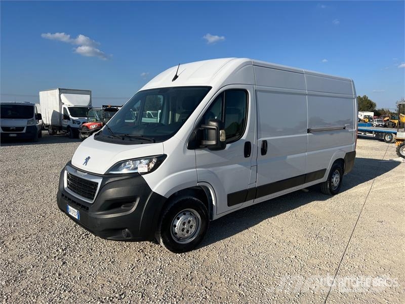 Peugeot Boxer 335 L3H2 2.2 BLUEHDI 140CV S&S Cargo Van Panel vans