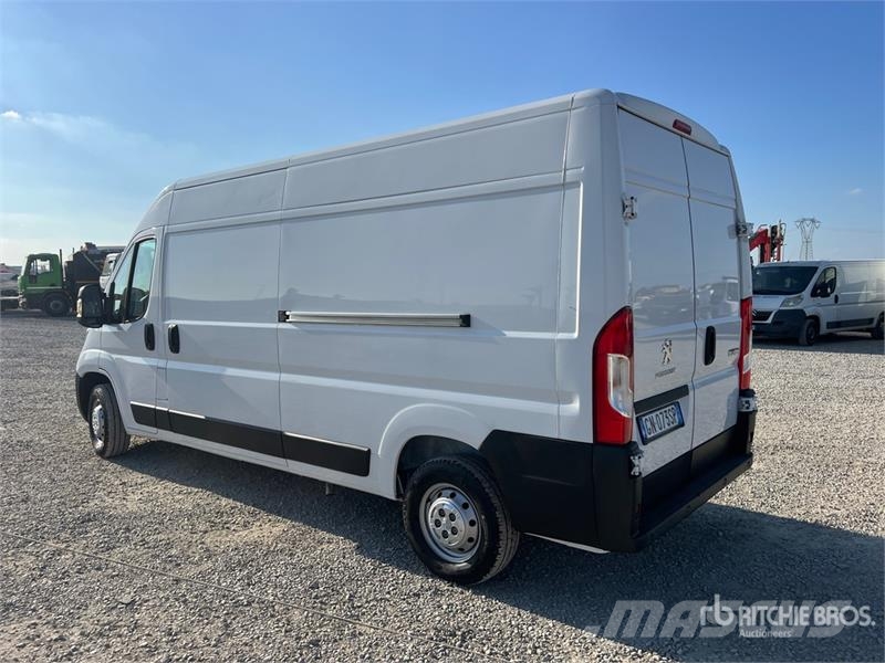 Peugeot Boxer 335 L3H2 2.2 BLUEHDI 140CV S&S Cargo Van Panel vans