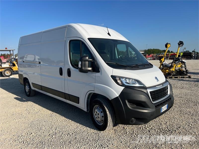 Peugeot Boxer 335 L3H2 2.2 BLUEHDI 140CV S&S Cargo Van Panel vans