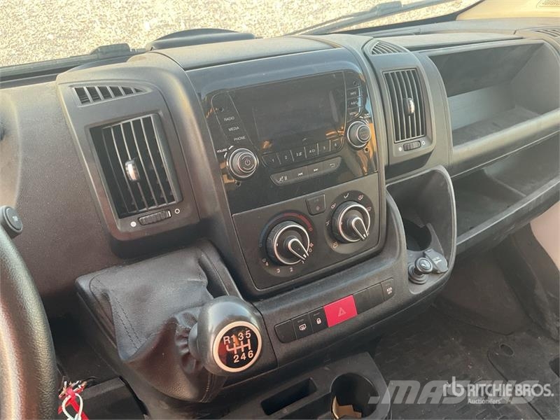 Peugeot Boxer Cargo Van Furgões