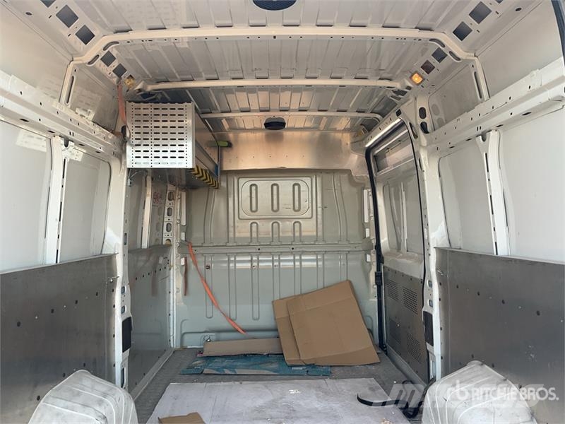 Peugeot Boxer Cargo Van Furgões