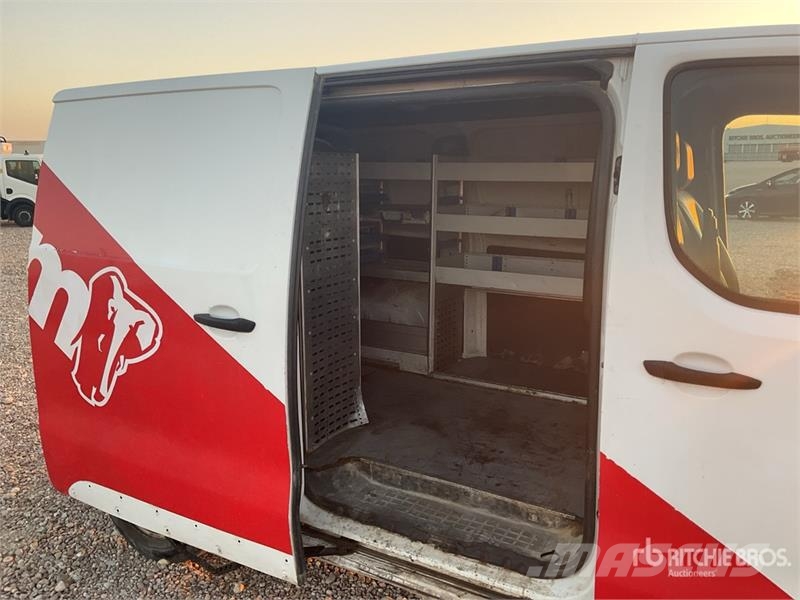 Peugeot Expert Service Cargo Van شاحنة مقفلة
