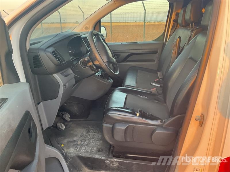 Peugeot Expert Service Cargo Van شاحنة مقفلة